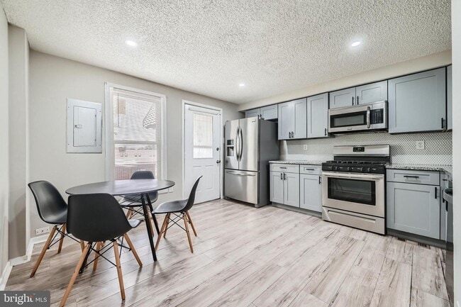 Building Photo - Modern 2-Bedroom Gem with Deck