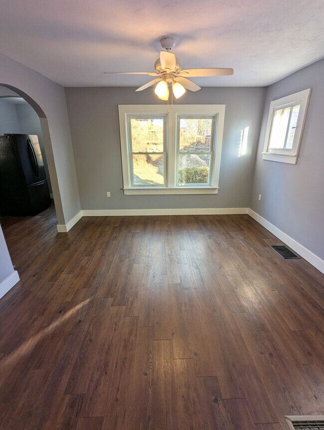 Building Photo - 3 Bedroom 1.5 Bathroom House (Greenfield)