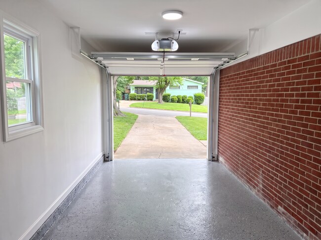 Building Photo - 812 Leacrest Ave