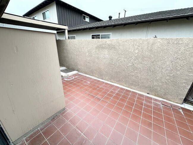 Building Photo - Beautiful 3 bed/2 bath unit in Huntington Beach