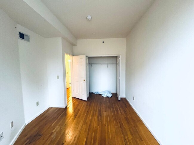 Building Photo - 214 Warren St