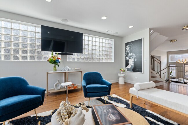 Building Photo - 1527 W Pearson St