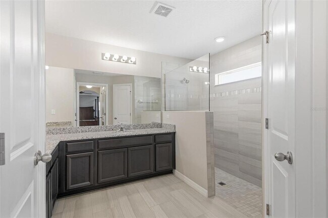 Building Photo - 8 Creek Ct