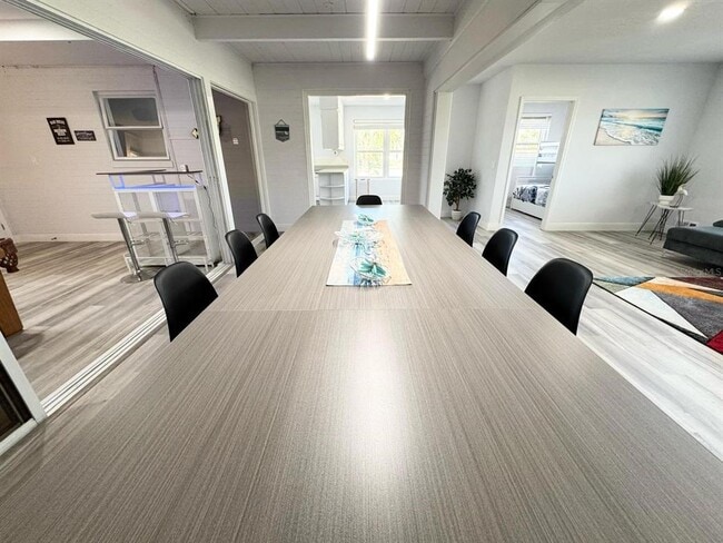 Building Photo - 2326 S Peninsula Dr