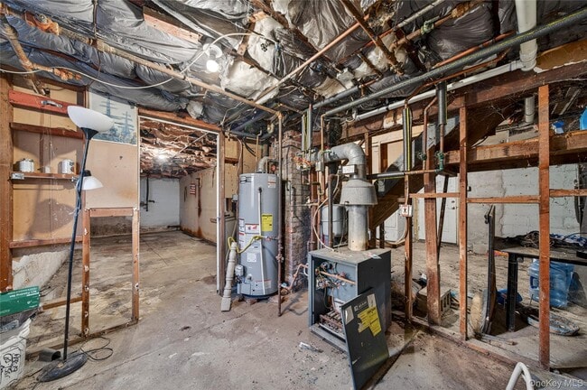 Building Photo - 32 Quaker Hill Rd