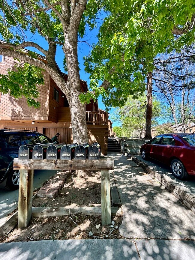 Building Photo - Beautiful & Bright Corner Condo in North Boulder