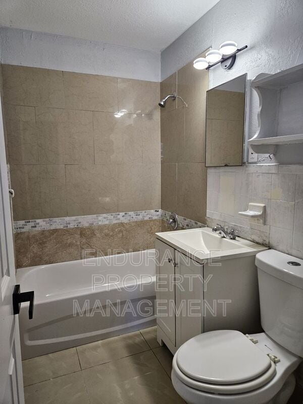 Building Photo - 809 W 5th St