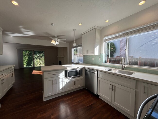 Building Photo - Updated 4-Bedroom Single-Story Home in Con...
