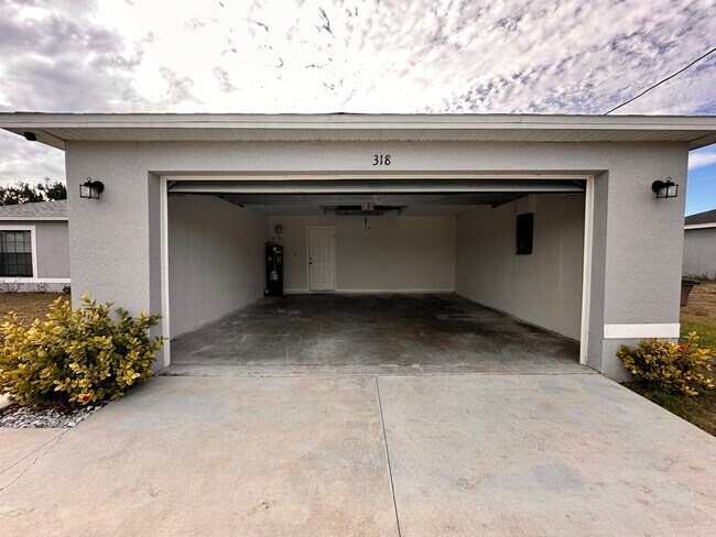 Building Photo - 318 NW 7th Pl