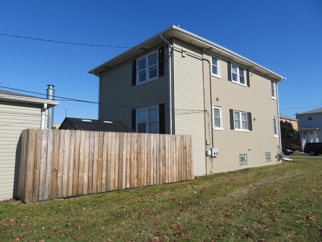 Building Photo - 118 N 12th Ave