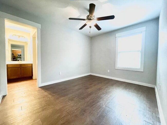 Building Photo - Spacious North Austin Duplex for August