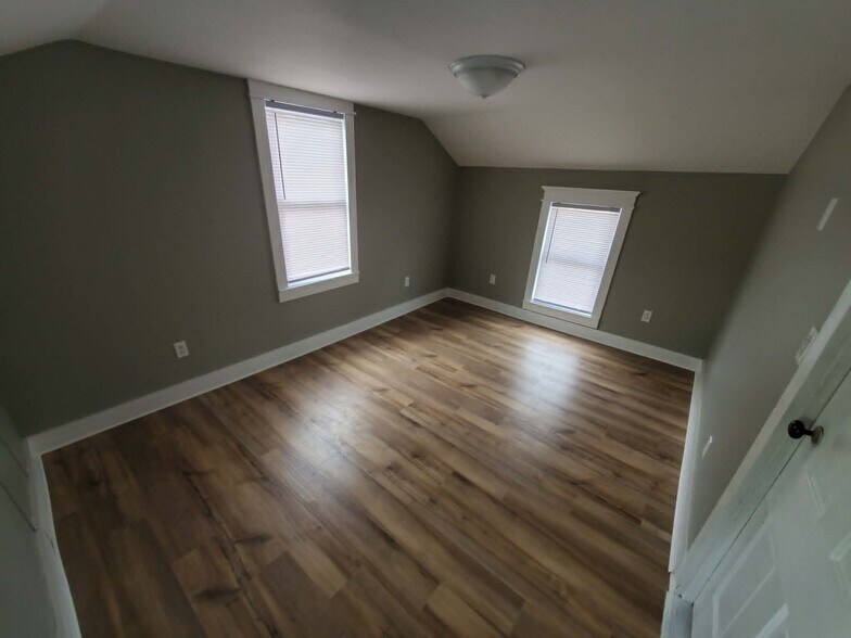 Building Photo - 208 W Candise St