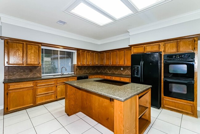 Building Photo - 2657 Concord Dr