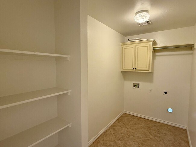 Building Photo - Inviting 3 Bed 2 Bath in Deer Creek Neighborhood