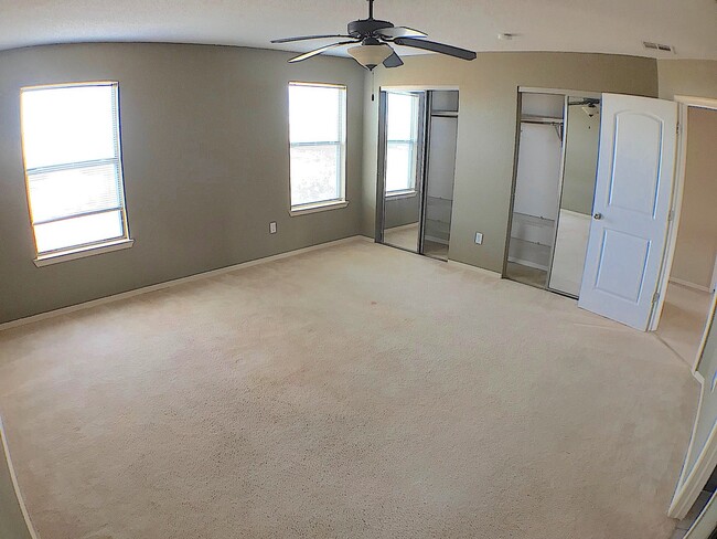 Building Photo - Northeast/Mesquite Hills 3Bed/2.5bath Refr...
