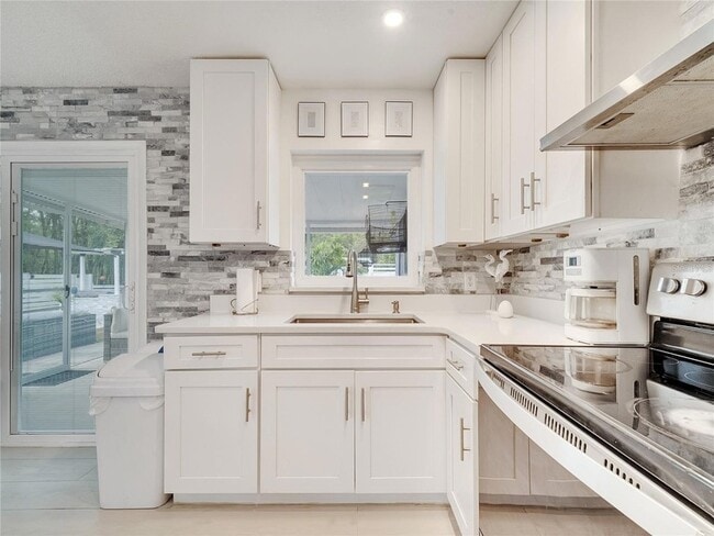 Building Photo - 4754 Lake Shore Dr