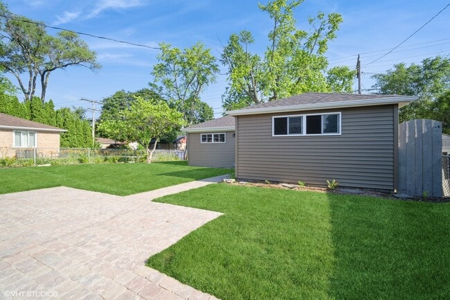 Building Photo - 648 Oakwood Ct