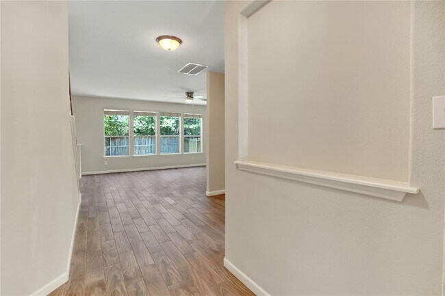Building Photo - 18 N Queenscliff Cir