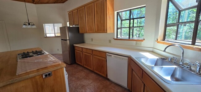 Building Photo - Spacious 3-bedroom, 2-bath multi-family home