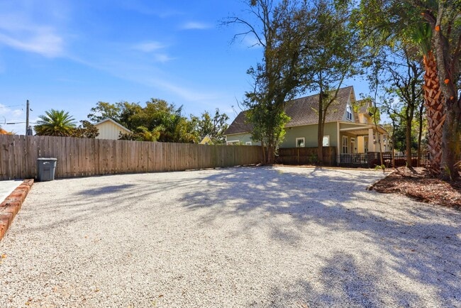 Building Photo - 300 E 3rd St