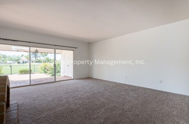 Building Photo - Beautiful Townhouse Overlooking The Golf C...