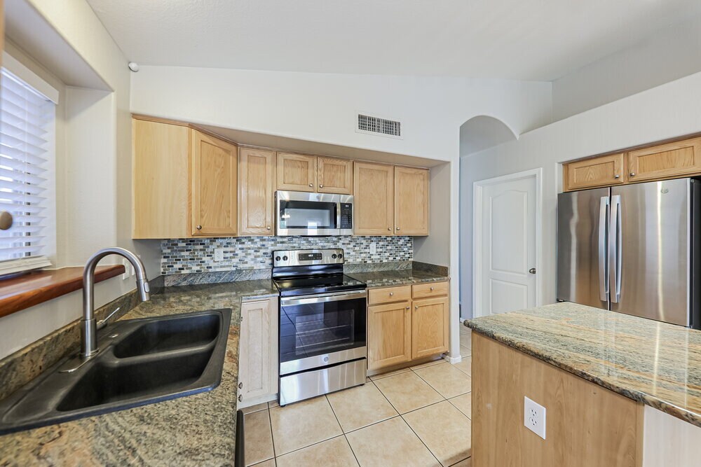 Building Photo - 15415 W Lea Ln