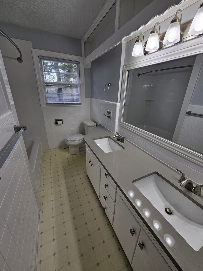 Building Photo - 207 Hooks Ave
