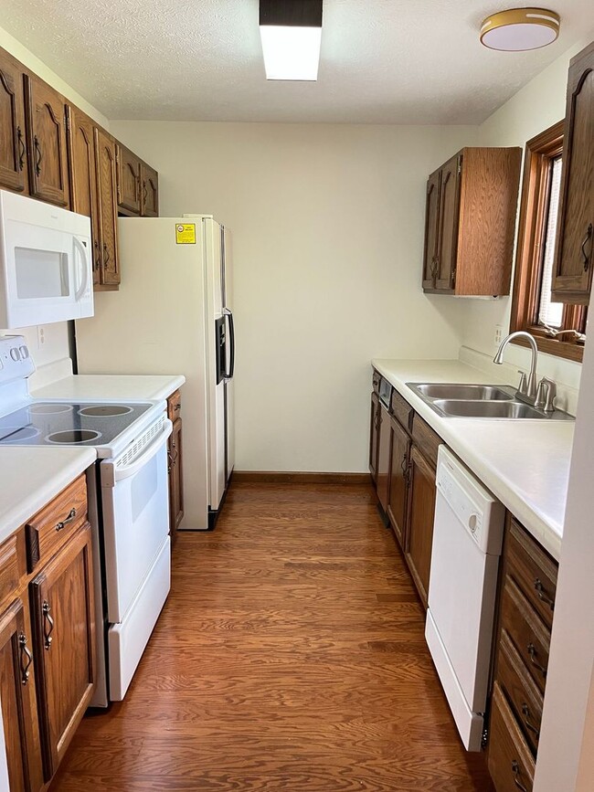 Building Photo - 3 Bedroom Condo