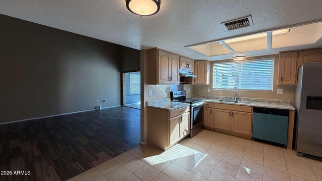 Building Photo - 2423 E Maryland Dr