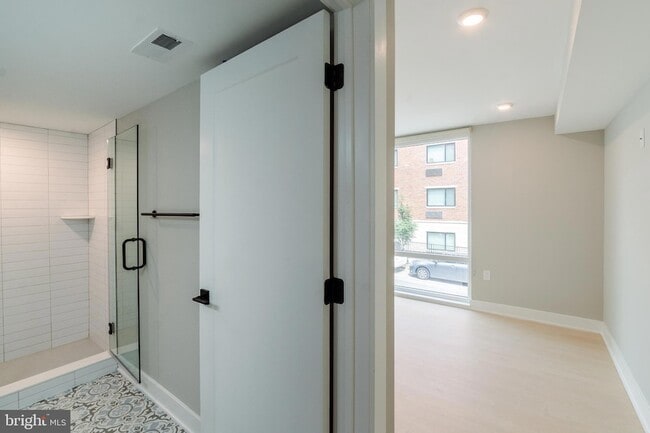 Building Photo - 6604 Ridge Ave