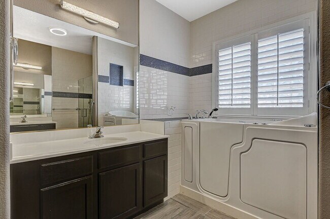 Building Photo - 10588 Isola Bella St