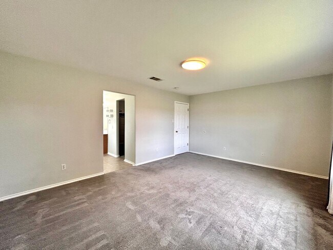 Building Photo - Spacious 4/BR 3/BA One-Level Home with Lar...