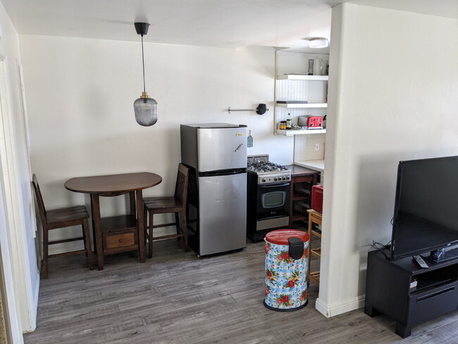 Building Photo - Beachy, Upgraded 1 Bed / 1 Bath – Just 49 ...