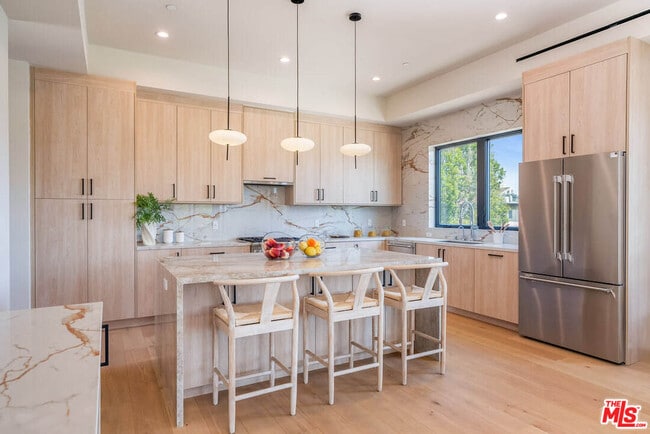 Building Photo - 1861 Barry Ave