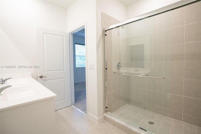 Building Photo - 204 SE 10th St