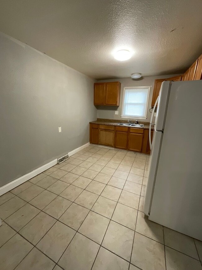 Building Photo - Stunning 3BR/1BA Home - HUGE fenced-in Backyard!