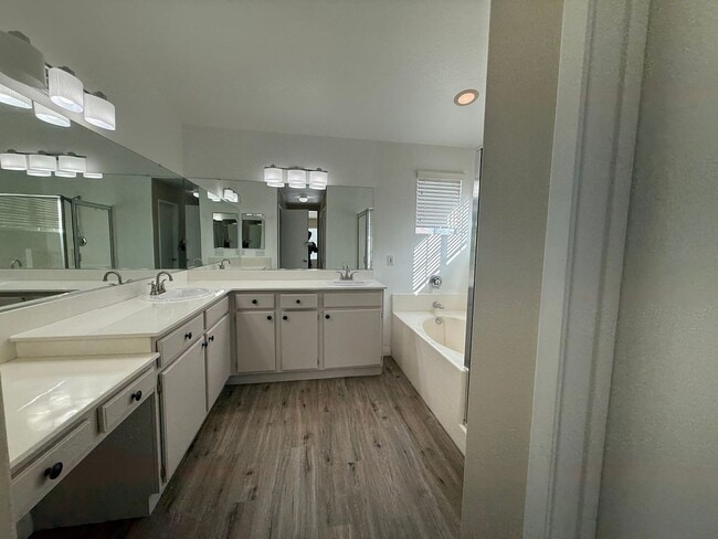 Building Photo - Beautiful Home in May Ranch