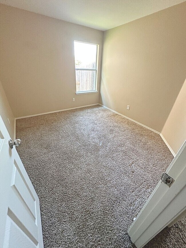 Building Photo - AVAILABLE NOW!