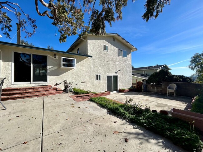 Building Photo - Gorgeous Proctor Area Home!