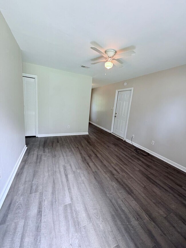 Building Photo - 4830 Ruthenia Rd