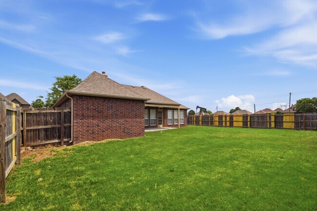 Building Photo - 3 Bed | 2 Bath | Jenks | Available Now
