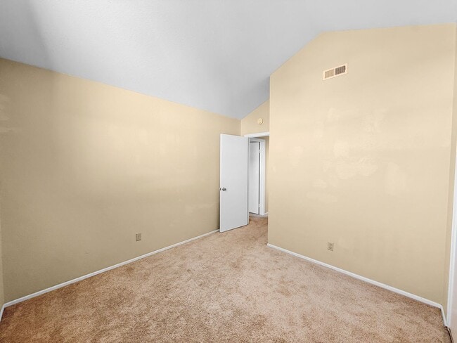 Building Photo - Beautiful 4BR/2.5BA Home Featuring a Large...