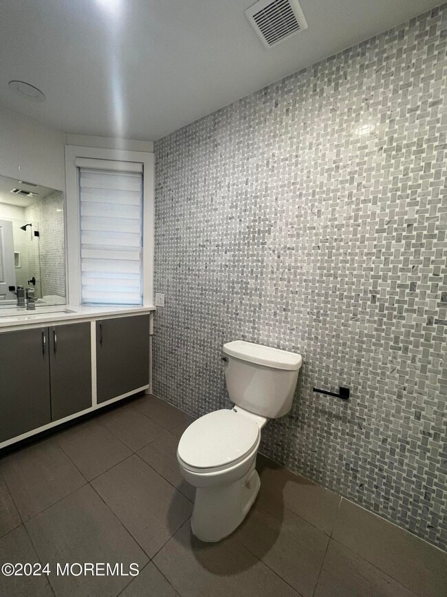 Building Photo - 255 Hollywood Ave