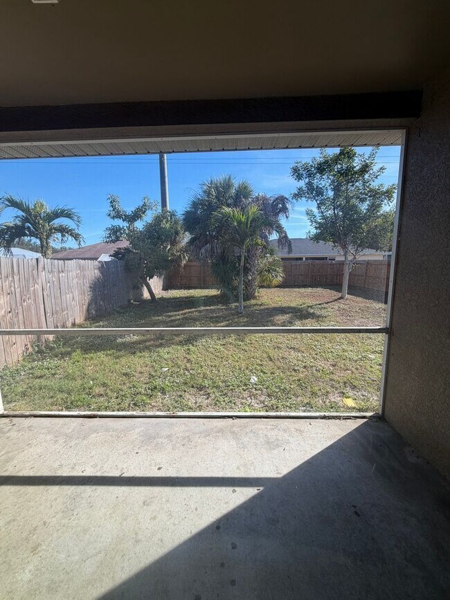 Building Photo - 523 NE 24th Ave