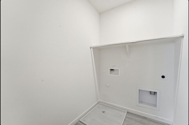 Building Photo - Stylish 2-bedroom, 2.5 bathroom townhouse in a desirable Phoenix location!