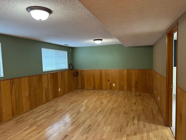 Building Photo - Beautifully updated 4 bedroom 2 bathroom h...