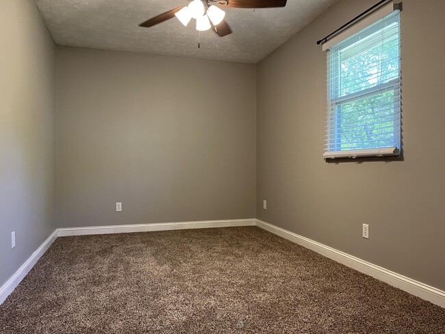 Building Photo - 2731 Birdwell Dr
