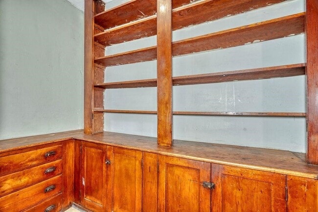 Building Photo - 371 Alexander St