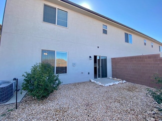 Building Photo - SPACIOUS TOWNHOME FOR RENT!