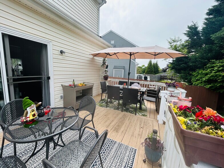 Deck/Backyard - 7 Azalea St